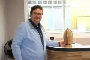 « L’ensemble immobilier des Bons-Enfants dans le premier arrondissement de la capitale est constitué de deux bâtiments qui accueillent les services du ministère de la Culture et de l’Information. A partir de mars, l’agenceur de Joigny BMO, dirigé par François RICHARD, y interviendra pour aménager de quatre à cinq étages de bureaux et d’espaces de travail… ».