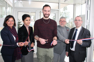 « Une légende de la natation apporte sa caution « notoriété » au beau projet de réhabilitation de la piscine intercommunale d’Avallon : Jérémy STRAVIUS, champion olympique et mondial, a découpé le ruban officiel aux côtés des personnalités du terroir, Jamilah HABSAOUI, maire d’Avallon, Naïma RAMALINGOM, sous-préfète, Gilles DEMERSSEMAN , élu de la Région et Pascal GERMAIN, président de la CC Avallon-Vézelay-Morvan… ».