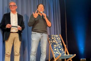 « Le rire est le propre de l’homme, nous serons son…gant de toilette ! C’est par cette boutade que SMAIN a conclu les « Misters Class de l’Humour » dont il était le parrain aux côtés de l’organisatrice TRIODARTS, association découvreuse de talents, en compagnie du maire de Châtel-Censoir, Olivier MAGUET… ».