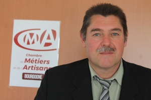 « La régionalisation de la Chambre de Métiers et de l’Artisanat représente une force incontestable pour le devenir des artisans de notre territoire et l’attractivité offerte par celui-ci. Garant de la réussite de ce rapprochement légitime entre la Bourgogne et la Franche-Comté, le président de la section icaunaise, Jean-François LEMAITRE, envisage le devenir de l’organisme institutionnel avec optimisme. La mutualisation des compétences, savoir-faire et lignes budgétaires est déjà profitable au milieu artisanal local…en attendant la désignation officielle du premier président régional au 01er janvier 2020 ».