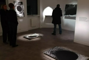 « L’intime, le corps mais aussi notre rapport à l’espace-temps, au cosmos et à la Terre accompagnent les visiteurs de la très surprenante analogie des « Trous Noirs » que propose l’excellente photographe Ursula KRAFT à la galerie Hors Cadre à Auxerre jusqu’au 14 janvier. Un voyage dans l’inconnu et vers une autre dimension, tout en noirceur… ».