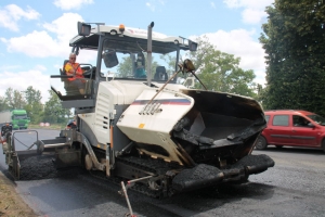 « C’est le spécialiste des travaux publics EUROVIA qui s’est occupé de redonner son lustre à la RD 606 en ce mois de juin entre Villevallier et Villecien. Un chantier de 600 000 euros TTC décidé par le Département… ».