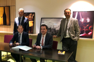 « Président du Conseil régional de l’Ordre des Experts comptables, Eric CORRET (à gauche) s’est dit ravi de pérenniser ce partenariat de longue date avec la Fédération des Caisses régionales de Crédit Agricole de Bourgogne Franche-Comté. L’établissement bancaire a vu son directeur général Emmanuel VEY (à droite) apposé sa griffe au bas du document… ».