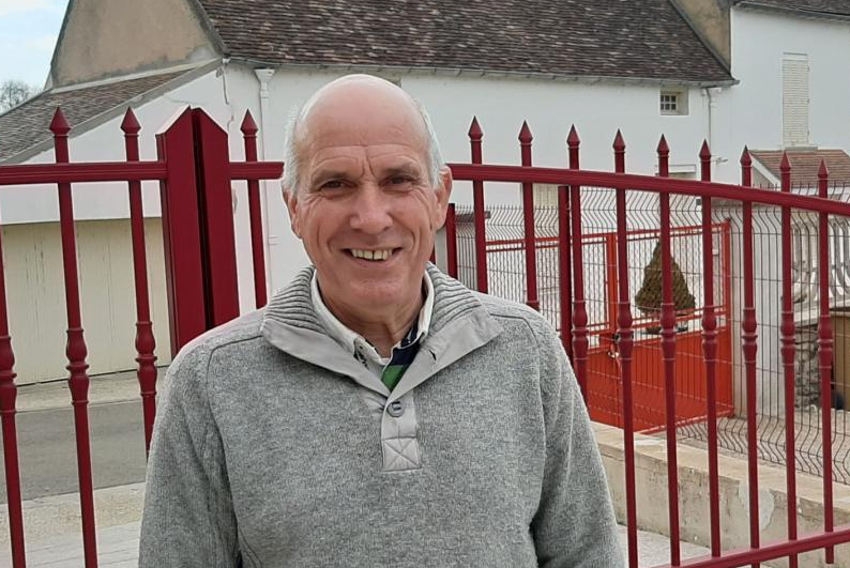 « Directeur associé de la société « AEF » (Avallon, Sauvigny-le-Bois), Yves SENNEQUIER rassure les familles endeuillées en cette période délicate imputable à la propagation du COVID 19. Tout est mis en œuvre en suivant les règles officielles de l’ARS et du Haut Comité de Santé publique pour proposer un service funéraire empreint de dignité et de respect pour accompagner le défunt… ».