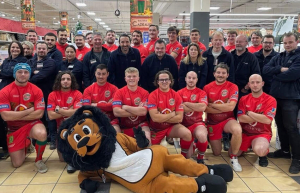 « Visite surprise de l’équipe du Rugby Club Auxerrois au Centre E. LECLERC d’Auxerre ce samedi, avant l’ouverture du magasin ! Histoire de remercier le généreux partenaire économique qui a renouvelé son soutien jusqu’en 2024… ».