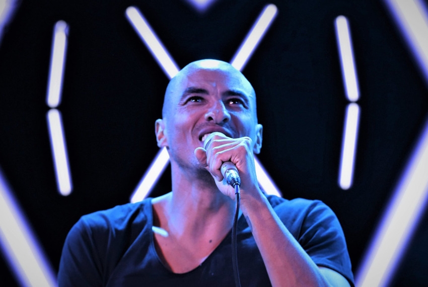 « Le poète interprète Mehdi KRUGER donnera un aperçu de son talent au terme du plateau conférence consacré aux langues et langages du monde samedi 04 septembre dans le cadre du festival Parole et Parole(s) à l’abbaye Saint-Germain… ».