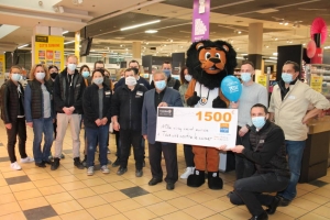 « Le Centre E.LECLERC d’Auxerre est l’un des cinq cents points de vente de l’enseigne à s’être mobilisé lors de la 18ème opération « Tous unis contre le cancer ». Son directeur Jérôme CHAUFOURNAIS (accroupi) a remis un chèque de 1 500 euros, fruits de dons de la clientèle et d’un abondement du groupe, au docteur Serge TCHERAKIAN, président de la Ligue dans l’Yonne… ».