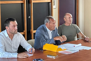 « Diplomatie, tolérance et sincérité : c’est avec ces ingrédients vertueux que le vice-président de l’Auxerrois en charge des gens du voyage Dominique CHAMBENOIT (au centre) gère ce délicat dossier depuis le début de son mandat ; un dossier qui trouve un point d’achoppement en attente de solution avec l’absence d’une aire de grand passage que souhaitent sédentaires et voyageurs aujourd’hui… ».