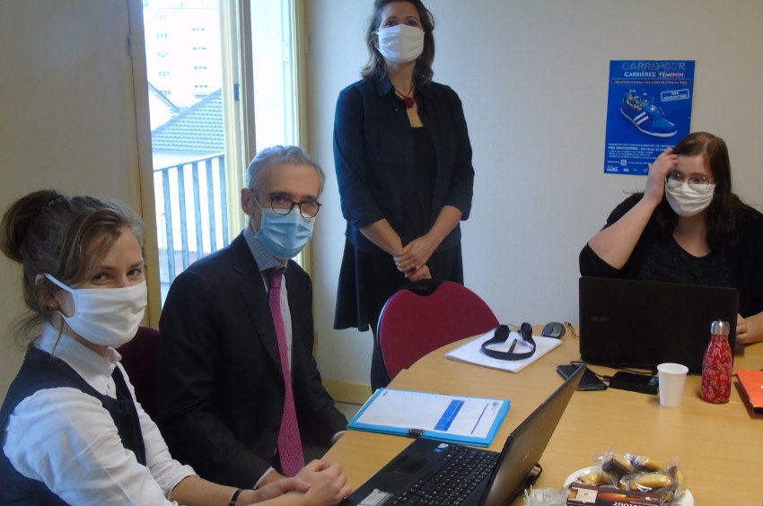 « Le « Carrefour des Carrières au Féminin » a reçu la visite du représentant de l’Etat, le préfet Henri PREVOST, lors d’un web-rencontre organisé ce samedi 23 janvier dans le cadre de la manifestation. Plus de 300 personnes ont pu nouer de précieux liens avec une trentaine d’entrepreneuses… ».