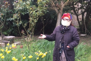 « A plus de quatre-vingts ans, l’ancienne styliste et couturière Colette BECHET, toujours très vaillante, a décidé de se mobiliser dans la guerre contre le coronavirus. Et de la plus belle manière qu’il soit : en créant des masques de protection à base de chanvre qu’elle souhaite désormais faire fabriquer. Des artisans de l’Yonne sont déjà en contact avec la créatrice… ».