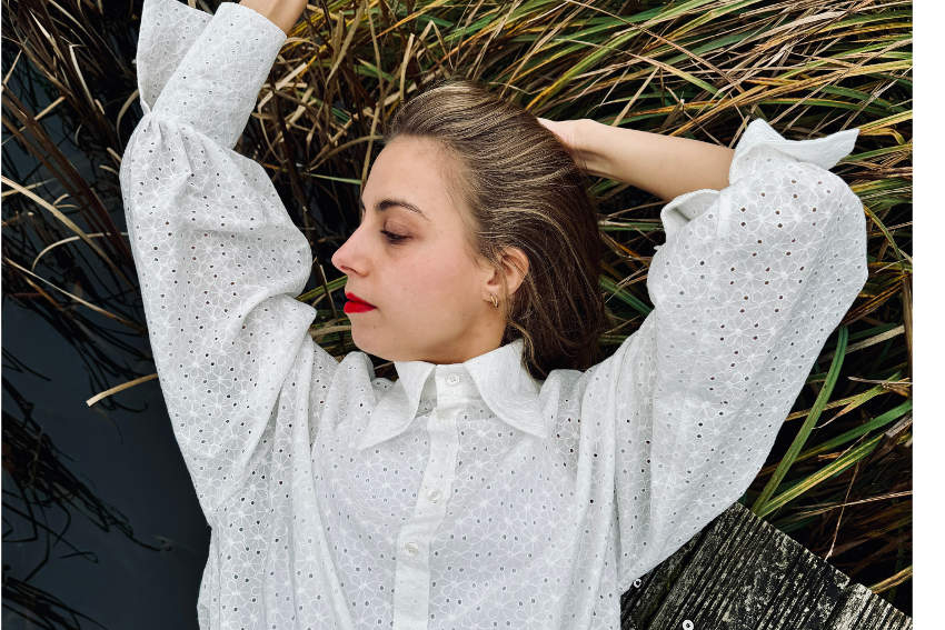 « Sa jeune entreprise, apparue en juin 2023, ne connaît pas la crise et pourrait se faire une place au soleil dans l’univers de la mode et du stylisme dans les années à venir : Louanne CHENET vit à 26 ans un rêve éveillé à la tête de sa structure, pleine de créativité et de promesses… ».