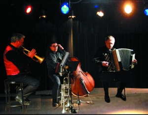 « Dans le cadre du treizième festival de La Closerie, la compagnie BORAVY &amp; CO occupera lors de deux concerts la scène pour y rendre un hommage à Richard GALLIANO et à Astor PIAZZOLLA ce week-end...&quot;.