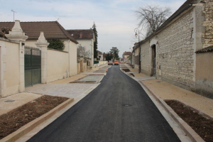 « Les travaux de réhabilitation du centre-bourg d’Appoigny devraient se poursuivre jusqu’au mois de juin prochain. Si le résultat final sera très appréciable, nonobstant, la gêne existe pour les riverains et surtout les activités commerçantes, du fait de la présence d’engins de chantier. La municipalité a provisionné 100 000 euros de budget pour aider financièrement les professionnels impactés par ces désagréments durant la période du chantier, sous certaines conditions… ».
