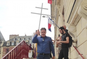 « Debout La France, par la voix de son chargé de mission régional en Bourgogne Franche-Comté, Pascal LEPETIT, s’en réfère au Général de GAULLE pour résumer la situation sanitaire actuelle en appelant à…la résistance contre le pass sanitaire ».
