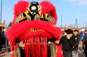 « Le Nouvel An chinois a été fêté comme il se doit au stade de l’Abbé Deschamps à Auxerre, en présence de son excellence, l’Ambassadeur de Chine en France, Lu SHAYE.  De nombreux représentants de médias chinois étaient présents en tribune de presse… ».