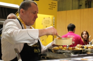 « Leurs activités sont au point mort. Leurs chiffres d’affaires en chute libre. Bon nombre de professionnels dont les établissements sont aujourd’hui fermés dans le cadre des mesures de protection n’en peuvent plus et veulent le faire savoir. Ils descendront dans la rue à l’invitation de la CPME, l’UMIH et France Active ce mercredi à Auxerre… ».