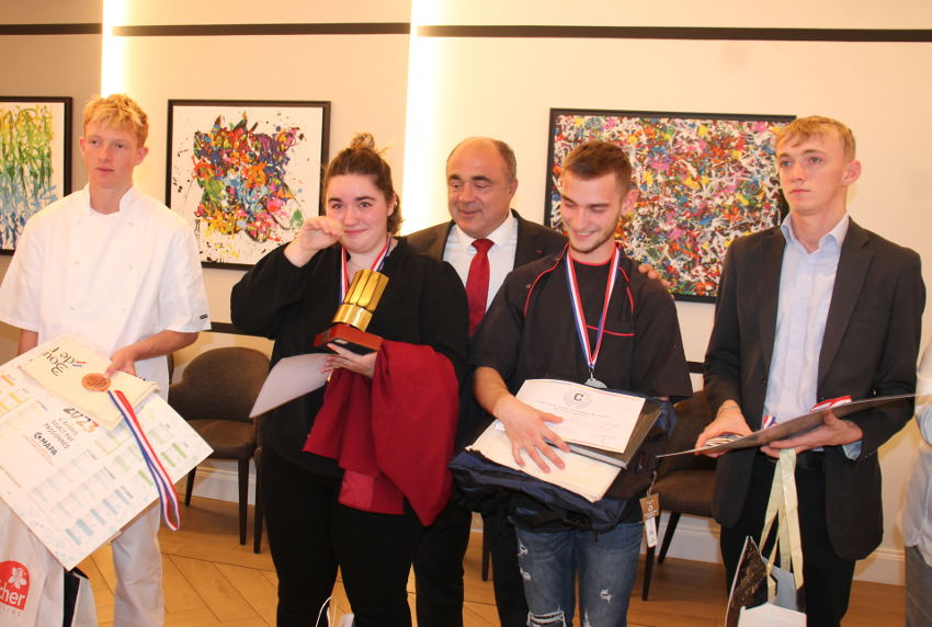 « Félicitée par le président de la Confédération nationale de la Boulangerie/Pâtisserie française Dominique ANRACT, la jeune Margaux CONNET, en larmes, vient de remporter le titre régional de « MJB » 2022. Un sésame qui l’envoie en finale nationale des « Meilleurs Jeunes Boulangers » de France disputée à Laval en novembre… ».