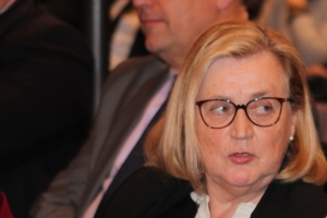 « Alors que de nombreux candidats se sont déjà déclarés dans la course des municipales à Sens, Marie-Louise FORT (Les Républicains) adapte à sa guise la célèbre maxime de Jean de La Fontaine : « rien ne sert de courir, il faut partir à point… ». Laissant régner le suspense quant à sa décision finale… ».