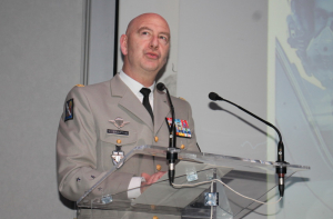 « Initiative pour le moins insolite mais pas innocente menée par le MEDEF de l’Yonne à Auxerre, avec un colloque présentant le poids de l’armée au cœur des entreprises. Le général Yann GRAVETHE, gouverneur militaire de Metz et officier général de zone de défense et de sécurité Est, a passionné le public d’industriels lors d’une intervention faisant la part belle à la géopolitique actuelle et…le marché militaire porteur de grande espérance en termes de croissance pour ses partenaires… ».