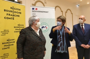 « Près de 2,75 milliards d’euros seront dédiés au service des citoyens, des territoires et de leurs acteurs grâce au contrat de plan Etat/Région (CEPR) qui court sur la période 2021 à 2027. La signature de ce document entre le préfet de Région Fabien SUDRY et la présidente de l’exécutif régional Marie-Guite DUFAY s’est déroulée en présence de Jacqueline GOURAULT, ministre de la Cohésion des Territoires… ».