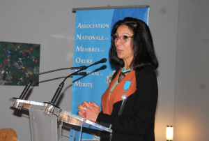 « Emmanuelle NICOLS, grande dame du parachutisme de haut niveau, a été plébiscitée par les siens en recevant les insignes de chevalier de l’Ordre National du Mérite des mains d’Yves DELOT, président de la Communauté de communes Serein Armance et maire de Saint-Florentin… ».