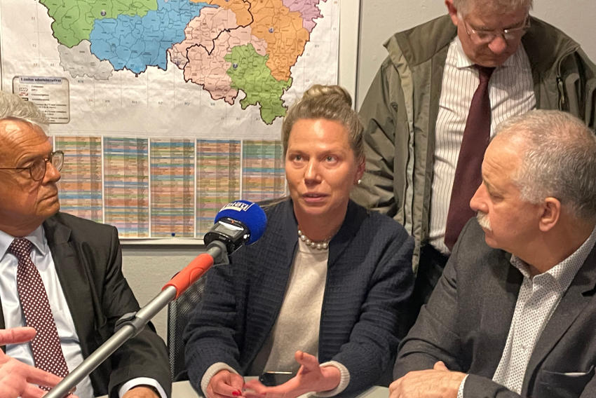 « Elle accueille dix-sept Ukrainiens qui ont fui leur pays sur l’Avallonnais : Oléna GONTECHAROVA aura besoin de beaucoup d’âmes altruistes et généreuses pour redonner un peu de baume au cœur à ces personnes ayant tout perdu. Une initiative encouragée par le député André VILLIERS et le président du Département Patrick GENDRAUD… ».