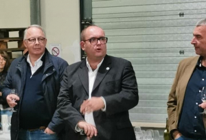 « Des retrouvailles sous le signe de la convivialité appréciées de tous au domaine de Vauroux : la soirée dégustation du bourru de la CPME en présence de l’hôte de ses lieux, Olivier TRICON et de Baptiste CLERIN (photo), en lice pour les élections consulaires de la Chambre des Métiers et de l’Artisanat… ».