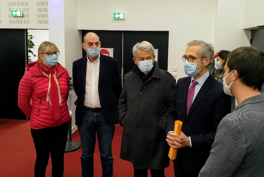 « Accompagné du député Guillaume LARRIVE, du président du département Patrick GENDRAUD, de la sénatrice Marie EVRARD et du directeur de cabinet de la Ville d&#039;Auxerre Yves LASMARTRES, le préfet de l’Yonne Henri PREVOST s’est rendu au parc des expositions d’Auxerre, transformé en centre de vaccination éphémère depuis le 07 mars… ».