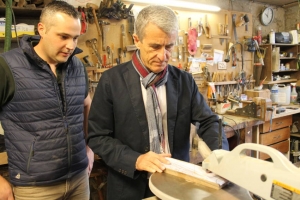 « Dextérité et concentration : le préfet de l’Yonne Patrice LATRON s’improvise apprenti ébéniste le temps d’une démonstration technique lors de la visite de l’atelier du maître artisan et lauréat des Métiers d’art, le restaurateur de meubles anciens, Julien CORDIER. Sous les conseils avisés de l’artisan, le représentant de l’Etat a pu découvrir l’univers de ce talentueux professionnel dans le cadre de la Semaine nationale de l’Artisanat… ».