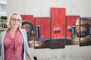 « Même les artistes locaux sont invités à dévoiler leurs œuvres dans ce commerce melting-pot qui propose une multitude d’activités consuméristes. Dimanche, la nouvelle gérante Sophia PAILLOT présentera les diverses facettes de ce point névralgique de la vie locale…».