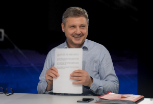 « Durant 120 minutes, le maire-président de l’Auxerrois Crescent MARAULT a répondu du tac au tac aux questions (préparées en amont) de Jean-Marc SYLVESTRE sur la feuille de route qui lui tient à cœur : le « Projet de territoire ». Un exercice d’information (et surtout à vocation pédagogique), hors des sentiers battus, et non pas de communication comme il n’aura cessé de le marteler…Exercice réussi ? Les 3 600 internautes scotchés derrière les réseaux sociaux ont pu se faire leur opinion… ».