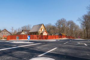 « Pour répondre aux enjeux de sécurité routière, de confort de circulation et de préservation des abords naturels du site, le Département de l’Yonne a engagé un important chantier de sécurisation de l’accès au site, dans le cadre de sa politique d’amélioration du réseau routier départemental. Un investissement d’environ 500 000 euros TTC... ».