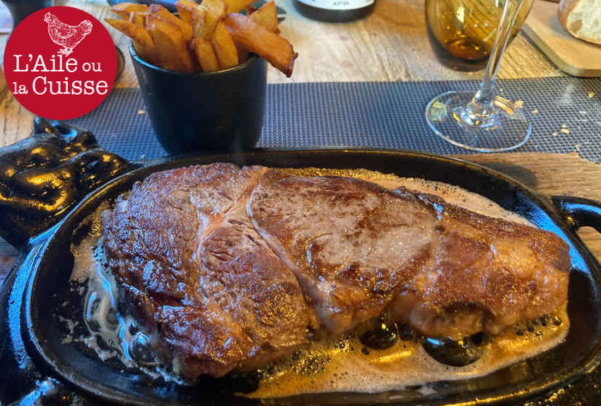 « Servie sur sa plaque de fonte, « Miss Entrecôte » - dans le pays du charolais oblige ! – est accompagnée de ses frites délicieuses, cuites dans de la graisse de bœuf comme en Belgique et dans le Nord de la France. Il est difficile ensuite de déguster pareille viande d’une autre façon ! ».