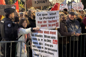 « Plusieurs collectifs de la gauche et de l’extrême gauche dont le PCF 89 ainsi que des syndicalistes souhaitant protester contre la présence de Jordan BARDELLA à Joigny ont fait entendre leurs voix aux alentours de 18 heures, au moment où devait débuter la séquence dédicaces du président national du RN. On notera une forte présence des forces de l’ordre également… ».