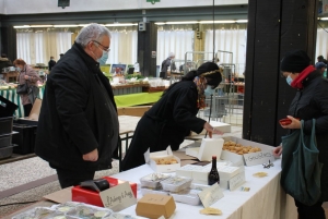 « Quatorze restaurateurs se sont acclimatés au particularisme du marché de l’Arquebuse ce vendredi 22 janvier à Auxerre pour y exercer leur métier en commercialisant leurs plats à emporter. Une légère hausse des effectifs permettant de mieux identifier leur présence sur ce lieu consumériste inhabituel pour eux… ».