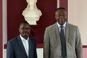 « Appoigny à l’heure des échanges internationaux au cœur de l’été. Le maire Magloire SIOPATHIS (à droite) a reçu en toute camaraderie le nouvel ambassadeur chef de mission adjoint du Bénin en France, un jeune énarque Angelo DAN, promu par Porto Novo. Une passerelle avant de futurs partenariats culturels et économiques ? ».