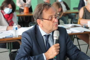 « Se réservant les compétences économiques en plus de la charge de président, Jean-Philippe SAULNIER-ARRIGHI a été réélu avec le double de voix face à son adversaire Jean-François BOISARD. Le maire de Moulins-sur-Ouanne poursuivra ce qu’il avait déjà entamé pour une période de six ans au sein de la Communauté de communes de Puisaye-Forterre… ».