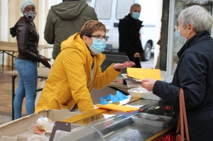 « Les restaurateurs dont Jean-Pierre SAUNIER ou Eric GALLET ont eu un peu de baume au cœur en prenant part à la toute première édition de « Place aux Restos », le marché éphémère de la restauration indépendante qui s’est déroulée le 23 décembre en matinée à Auxerre. D’ores et déjà, ils attendent le second rendez-vous le 30 décembre avec impatience… ».