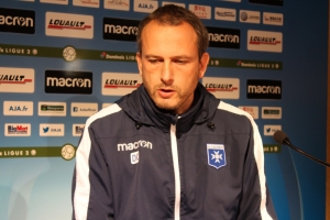 « Désigné successeur de Francis GILLOT, du moins de manière temporaire, l’entraîneur de l’équipe B de l’AJ Auxerre David CARRE entend bien jouer crânement ses chances à l’occasion de ce délicat déplacement à Ajaccio chez le cinquième du classement. Et peut-être réaliser la surprise de Noël ? ».