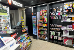 « Le Bar de la Gare avait vu ses intérieurs totalement relookés la saison dernière juste avant sa réouverture. Cette fois-ci, ce sont les façades de l’établissement auxerrois qui va connaître une salvatrice cure de jouvence… ».