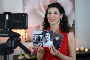 « La chanteuse de l’Yonne Christelle LOURY vient de gagner sa place parmi les huit finalistes de l’un des concours de chant international les plus huppés : le Festival de Yalta en Russie. Une sélection qu’elle dédie à la mémoire de ses grands-parents dont elle présente les visuels et aux victimes de la Seconde Guerre mondiale… ».