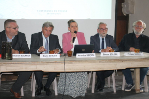 « La première phase des travaux d’aménagement de l’ambitieux projet la « Terre des Cisterciens » au domaine de l’abbaye de Pontigny a été présentée lors de son inauguration par la jeune directrice en charge du développement touristique, Amandine SIMPHAL aux côtés de son directeur général Bruno SCHOCH et du président de la CC Chablis Villages et Terroirs, Etienne BOILEAU. Ouvert depuis le 15 août au public, le site présente déjà plusieurs phases de réalisation dont la Maison du Jardinier et le bâtiment des convers. On peut aussi y admirer des expositions autour de la terre… ».