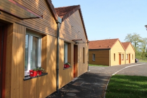 « Les personnes âgées autonomes peuvent désormais bénéficier d’une nouvelle offre de service à quelques encablures d’Auxerre. L’ouverture de la résidence « Le Clos du Parc » garantit sécurité et quiétude, dans un environnement champêtre et peu éloigné de la principale ville de l&#039;Yonne… ».