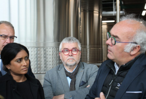 « La ministre déléguée au Renouveau démocratique et porte-parole du gouvernement Prisca THEVENOT est à l’écoute des dirigeants de la coopérative « La Chablisienne » : « L’Etat va soutenir les viticulteurs de Chablis au travers de l’indemnité de solidarité nationale »… ».