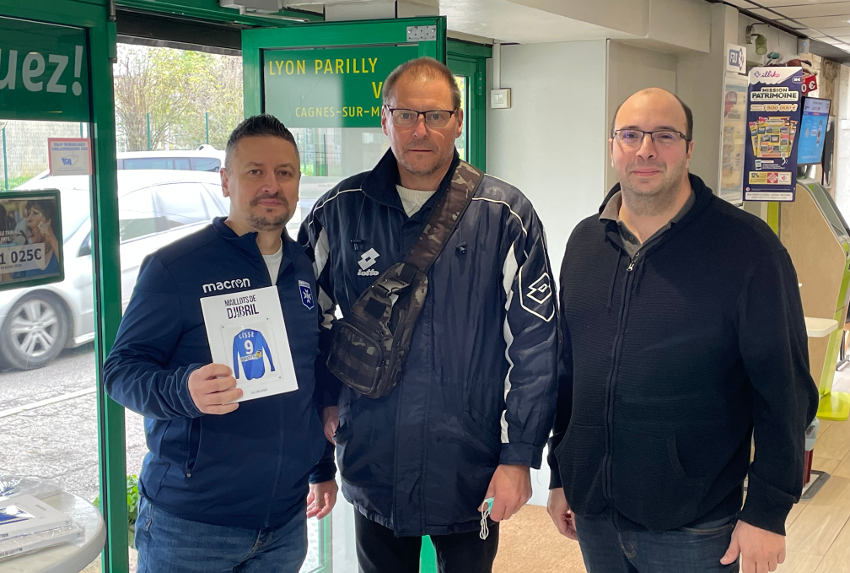 « Grande première pour le jeune auteur Guillaume GARNIER qui vient d’éditer un ouvrage consacré aux maillots portés par le footballeur Djibril CISSE. Deux séances de dédicaces sont venues agrémentées une journée auxerroise bien remplie. Avec le plaisir de se retrouver aux côtés du livre de Guy ROUX sur le présentoir ! ».