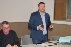 « Le chef d’entreprise bien connu des sphères économiques de l’Yonne, Cyril CHAUVOT, ajoute une nouvelle corde à son arc sur le volet institutionnel : avec treize voix sur dix-neuf, il succède à Jean-Luc LIVERNEAUX en qualité de maire de la localité de Gurgy, à 42 ans… ».