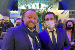 « Il peut poser aux côtés de Jean-Baptiste DJEBBARI lors du forum national de la FNTP à Paris, cela n’empêche nullement le président de la Fédération régionale des Travaux Publics de Bourgogne Franche-Comté Vincent MARTIN (à gauche) de presser l’Etat pour qu’il intervienne favorablement pour protéger la filière en accompagnant les collectivités locales dans la maîtrise de l’inflation… ».