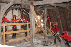 « Le Groupe de Reconnaissance et d’Intervention en Milieu Périlleux (GRIMP) du SDIS 89 a procédé à l’une de ses formations de maintien et de perfectionnement des acquis dans un cadre patrimonial d’Auxerre, l’abbaye Saint-Germain. Objectif : reproduire des gestes techniques précis pour assurer le sauvetage d’un ouvrier blessé dans la charpente de l’édifice… ».