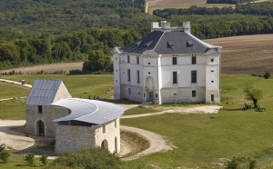 « Situé à Cruzy-le-Châtel, le château de MAULNES érigé au XVIème siècle ne connaît pas d’équivalent en France. Il existe toutefois en Italie dans les Pouilles une construction semblable. Son originalité : son architecture pentagonale. Dans un état proche de la dégradation, il a été acheté par le Conseil départemental de l’Yonne en 1997. L’organisme lance une souscription publique pour aider au financement des travaux de réhabilitation avec le concours de la Fondation du Patrimoine… ».