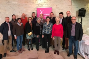 « Photo de famille pour l’exécutif de l’agence du développement touristique Yonne Tourisme à l’aune de la nouvelle saison. Sans surprise, les postes clés incombent à des spécialistes incontournables de ce segment d’activité. La présidente actuelle (troisième personne en partant de la droite) Anne JERUSALEM dirigera cette équipe qui veut faire de l’Yonne un territoire attractif… ».